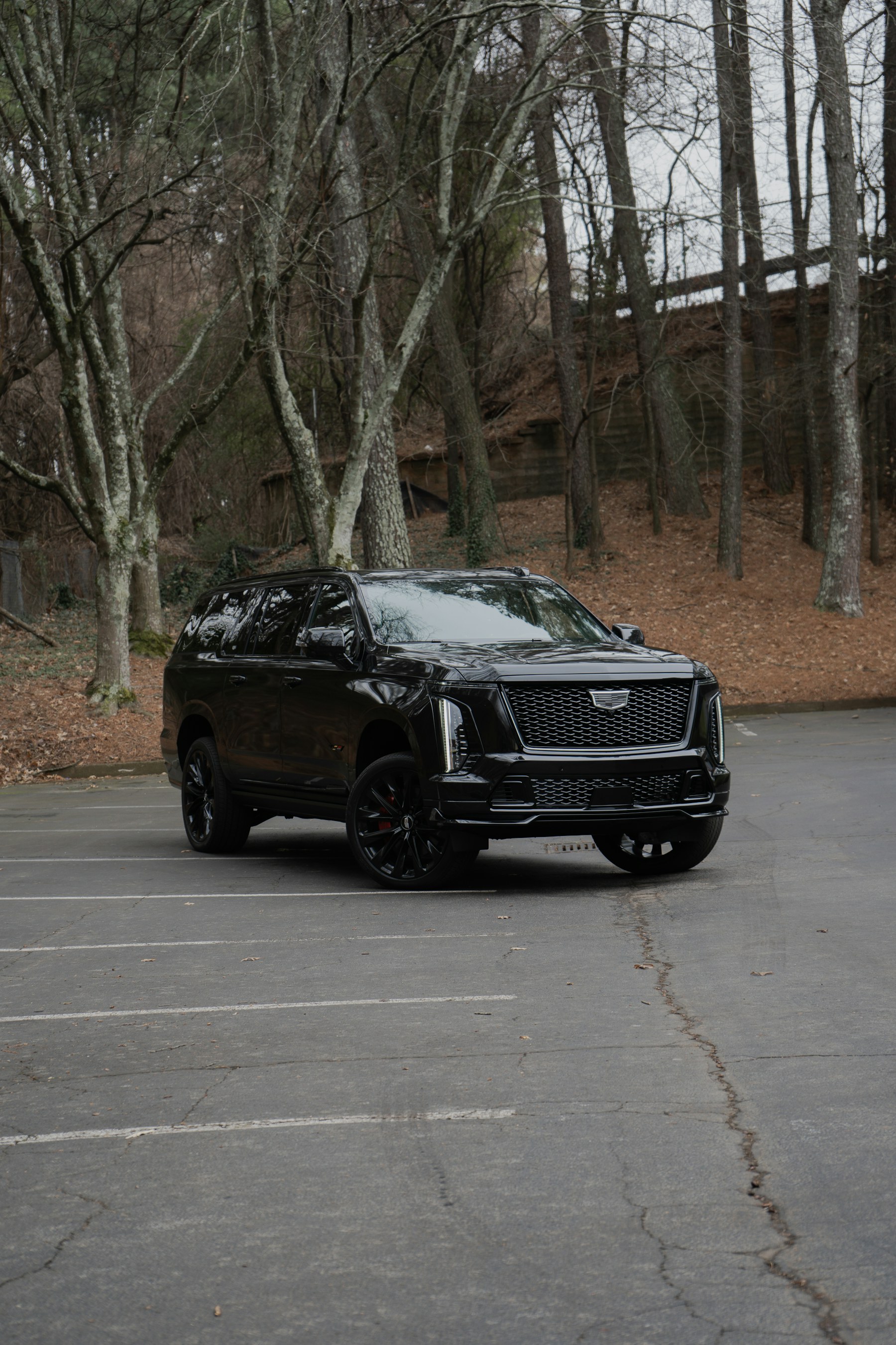 黑色凯迪拉克Escalade豪华SUV