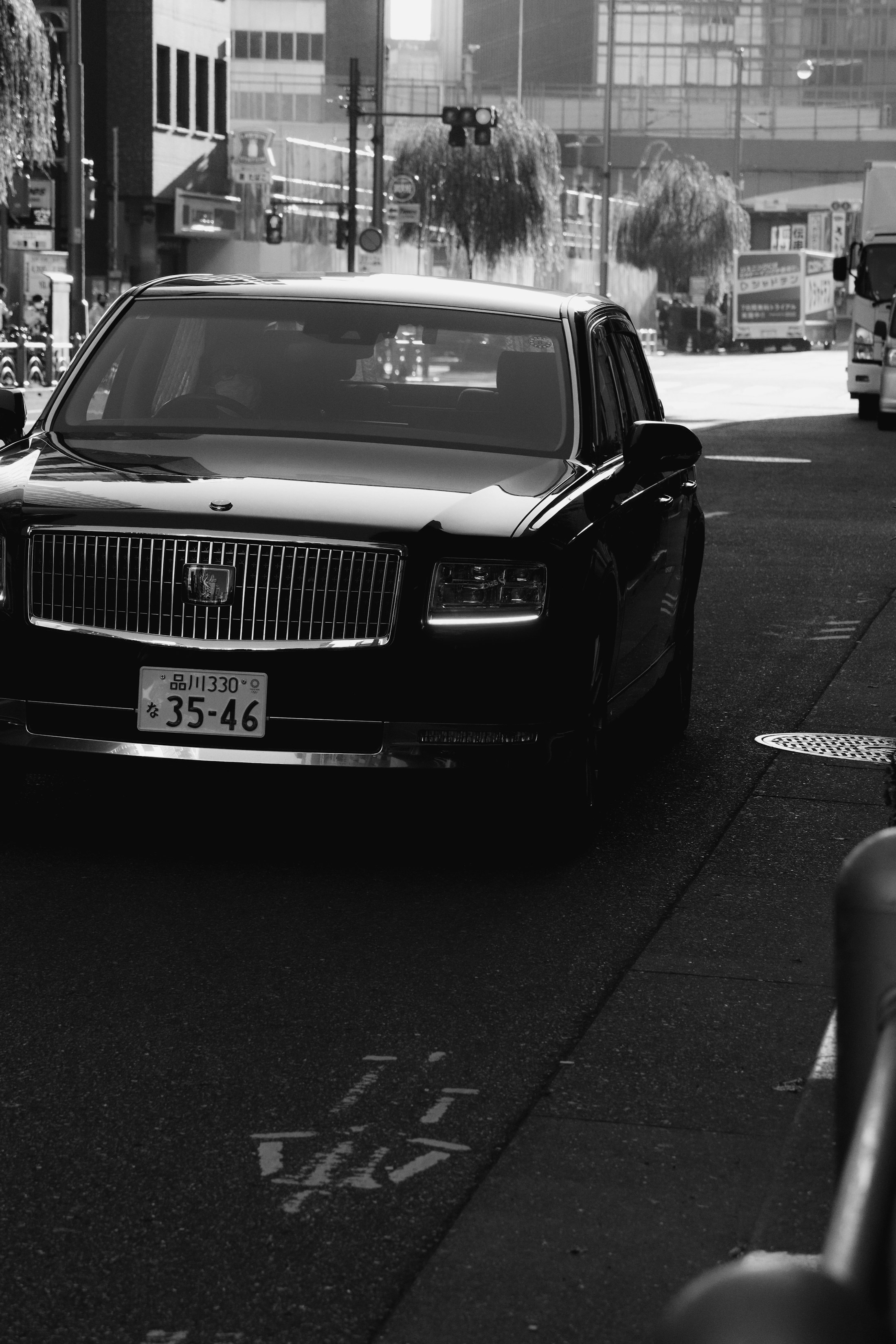 真实黑色行政轿车